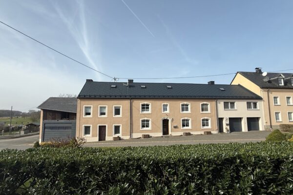 2026-09-19_BauernhausScharfbillig_HausfrontMitGruenbereich