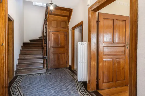 2026-09-19_BauernhausSuelm_EingangsflurMitTreppe