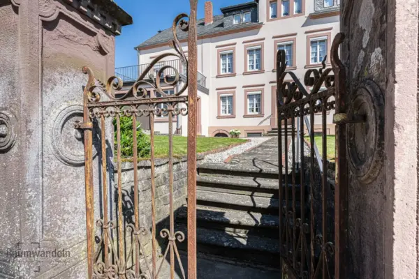 2026-09-19_BauernhausSuelm_EingangstorMitTreppe