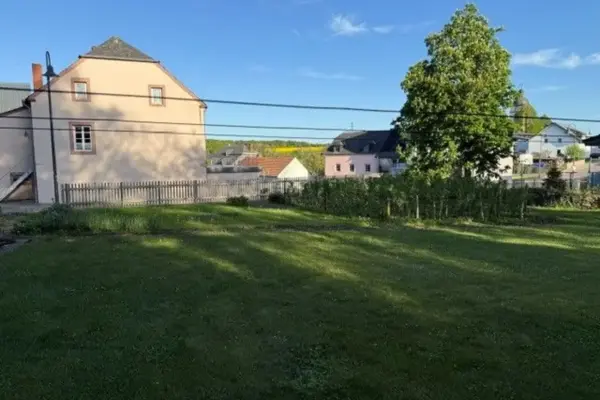 2026-09-19_BauernhausSuelm_GartenMitSeitenansicht