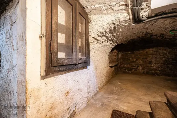 2026-09-19_BauernhausSuelm_GewoelbekellerMitHolzfenster