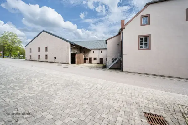 2026-09-19_BauernhausSuelm_HofansichtMitNebengebaeuden