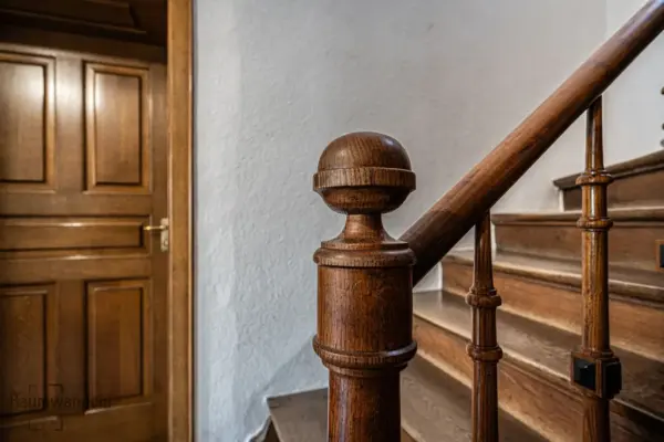 2026-09-19_BauernhausSuelm_HolzgelaenderDetail