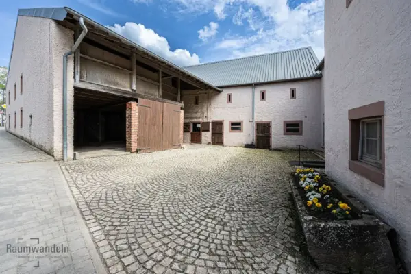 2026-09-19_BauernhausSuelm_InnenhofMitScheune