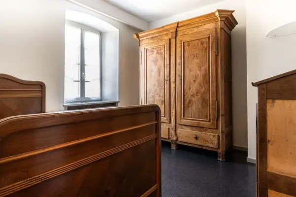 2026-09-19_BauernhausSuelm_SchlafzimmerMitHolzschrank