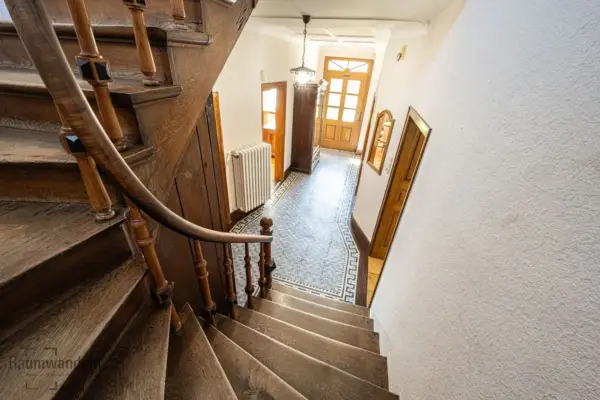 2026-09-19_BauernhausSuelm_TreppenhausMitBlickZurHaustuer
